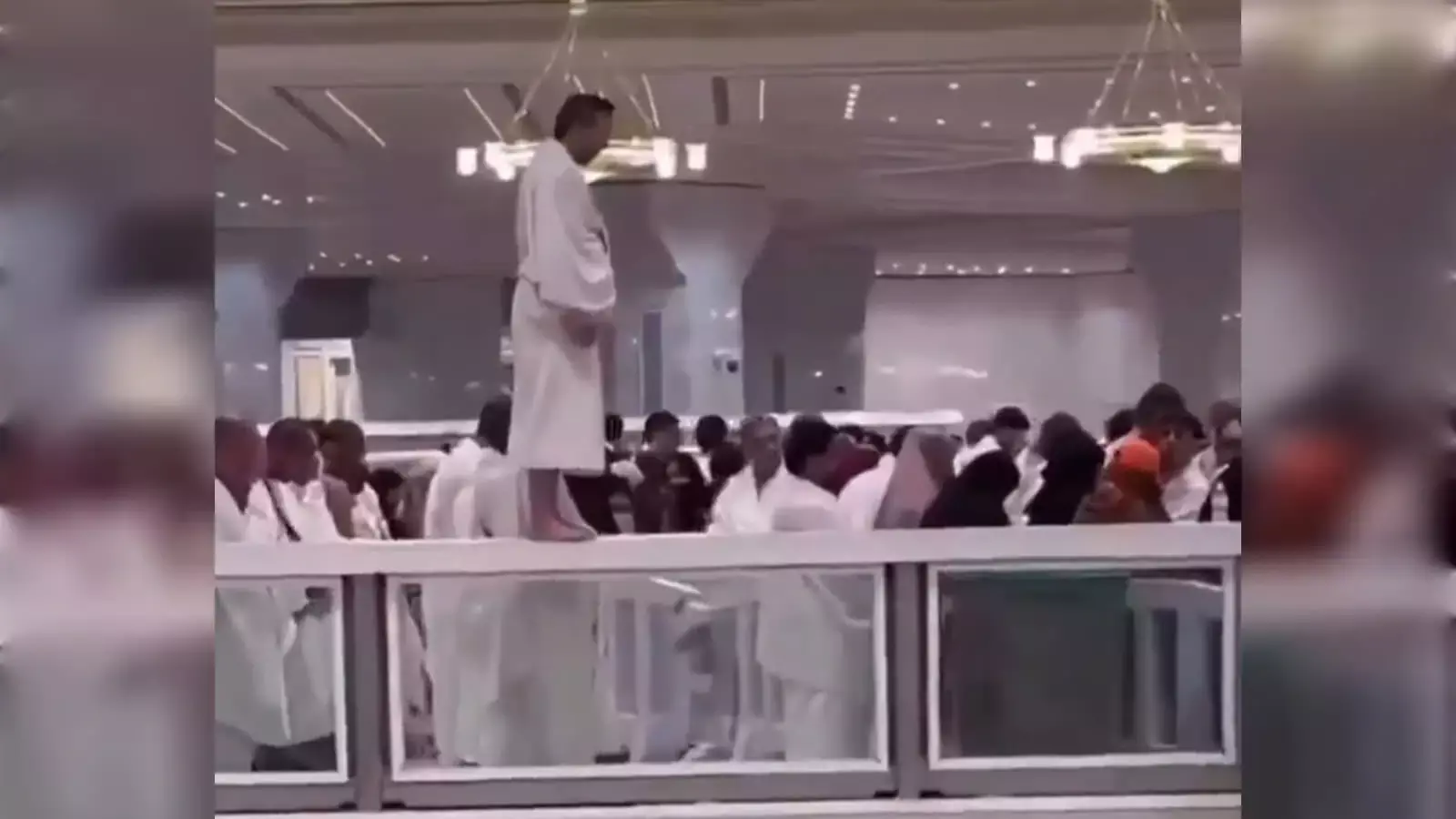 Umrah Pilgrim ने ग्रैंड मस्जिद के अंदर कांच की बैरियर पर नमाज़ पढ़ी, सुरक्षाकर्मियों ने किया हस्तक्षेप Umrah Pilgrim ने ग्रैंड मस्जिद के अंदर कांच की बैरियर पर नमाज़ पढ़ी, सुरक्षाकर्मियों ने किया हस्तक्षेप