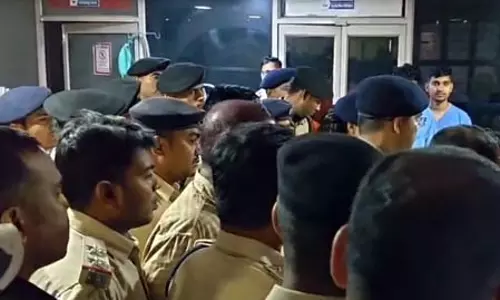 पुलिस मुठभेड़: एक पुलिसकर्मी शहीद, दो अपराधी मारे गए पुलिस मुठभेड़: एक पुलिसकर्मी शहीद, दो अपराधी मारे गए