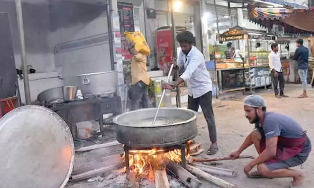 LPG आपूर्ति में रुकावट से होटलों पर असर LPG आपूर्ति में रुकावट से होटलों पर असर