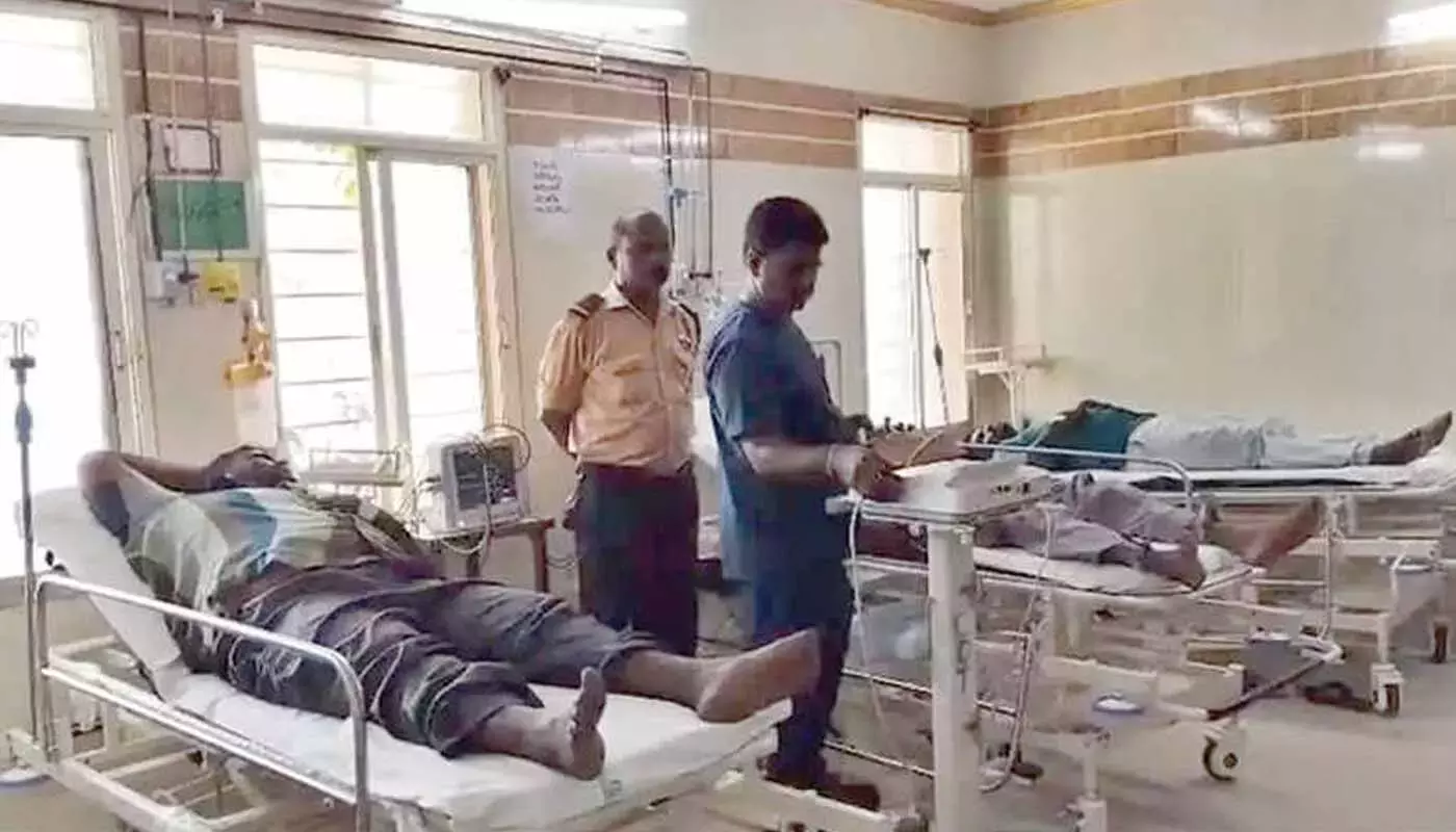 Andhra: नंद्याल के सरकारी अस्पताल में 3 संविदा कर्मचारियों ने आत्महत्या का प्रयास Andhra: नंद्याल के सरकारी अस्पताल में 3 संविदा कर्मचारियों ने आत्महत्या का प्रयास