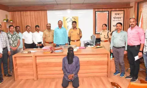 लोकल ट्रेन के सामने पत्नी को दिया धक्का, आरोपी पति गिरफ्तार