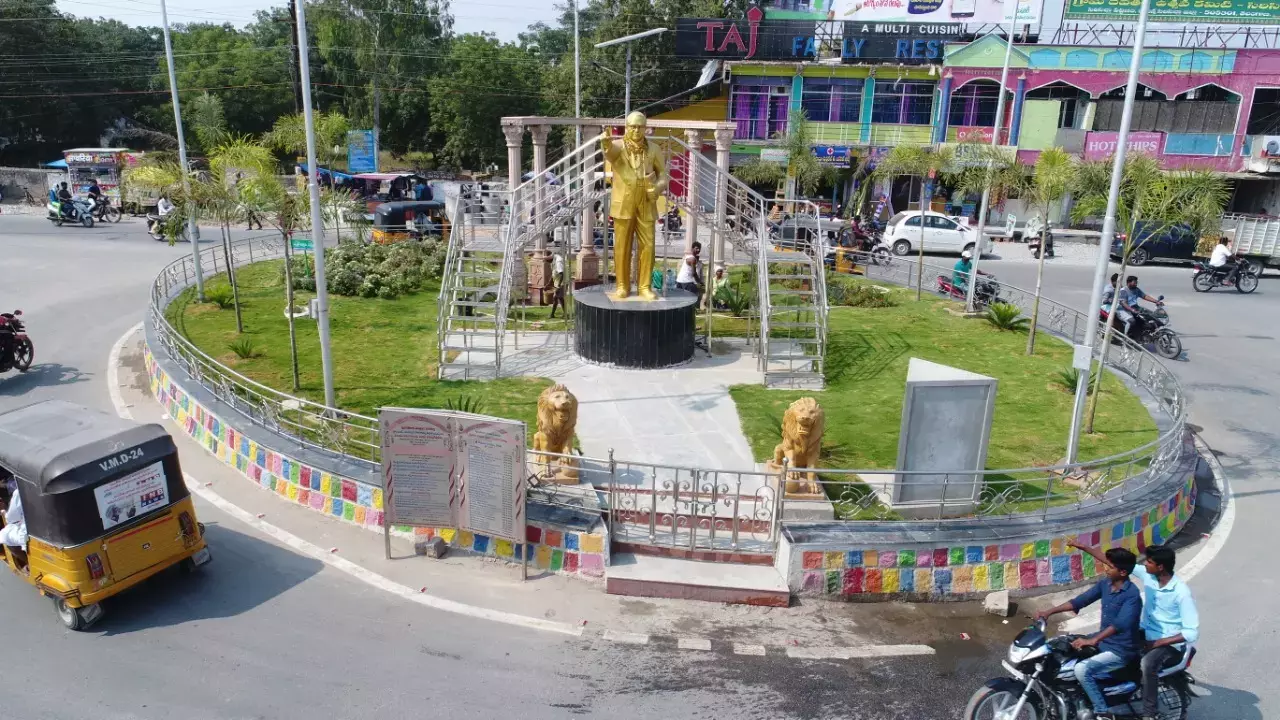 Telangana : तीसरी पूर्व पत्नी की बहन के अपमान से आहत होकर एक व्यक्ति पानी की टंकी पर चढ़ गया Telangana : तीसरी पूर्व पत्नी की बहन के अपमान से आहत होकर एक व्यक्ति पानी की टंकी पर चढ़ गया