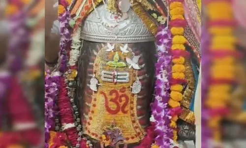 उज्जैन में गूंजा जय श्री महाकाल, तड़के 4 बजे बाबा ने दिए भक्तों को दर्शन उज्जैन में गूंजा जय श्री महाकाल, तड़के 4 बजे बाबा ने दिए भक्तों को दर्शन