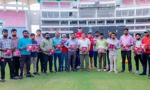IPL 2026: लैंगर और मूडी ने एकाना में ग्राउंड्समैन को LSG की जर्सी भेंट की IPL 2026: लैंगर और मूडी ने एकाना में ग्राउंड्समैन को LSG की जर्सी भेंट की