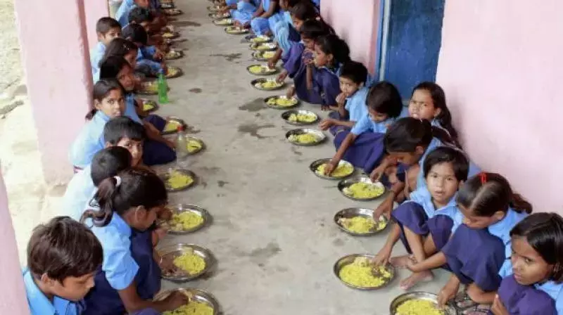 Telangana : मिड-डे मील कर्मियों ने लंबित मांगों को लेकर प्रदर्शन किया।
