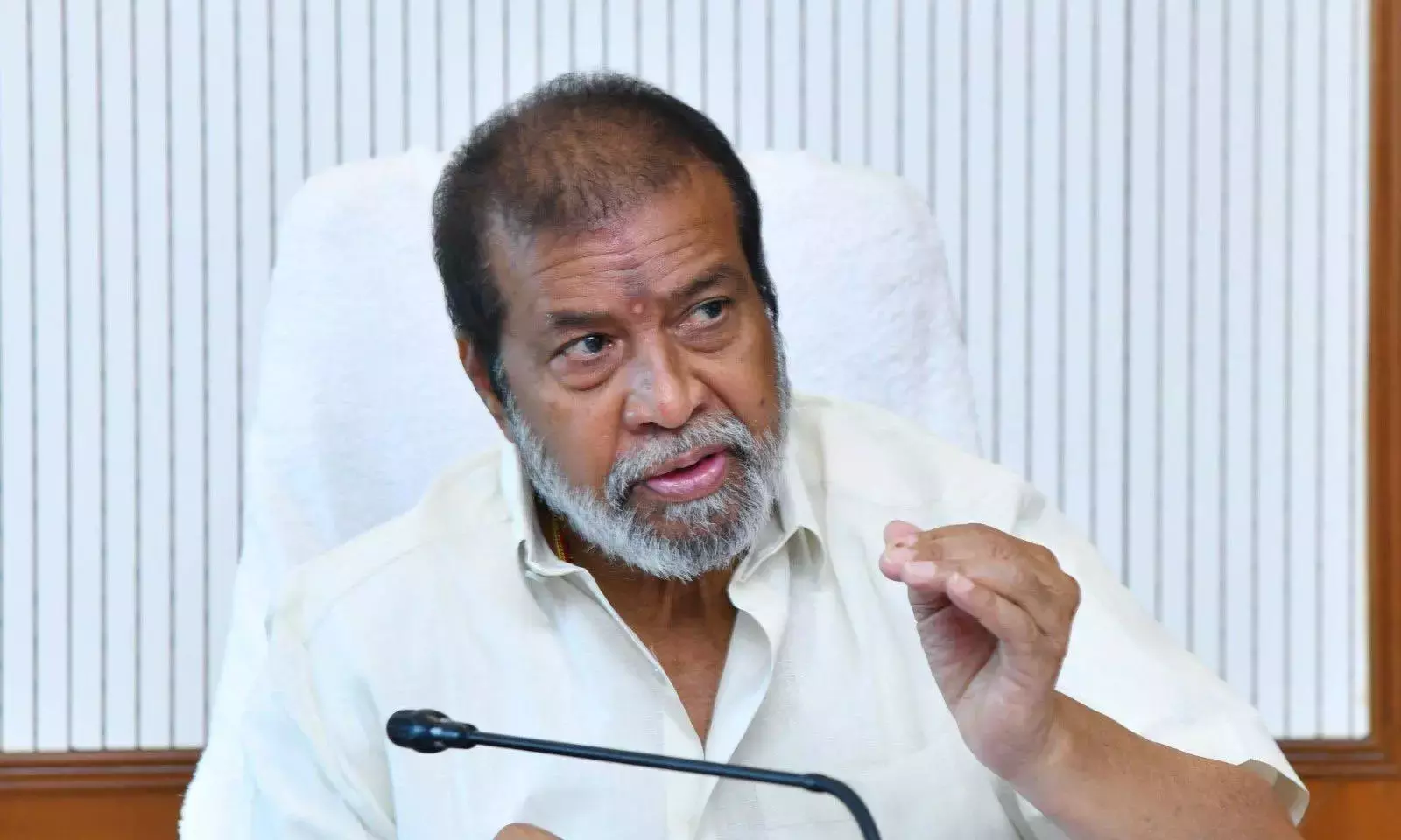 Telangana : काउंसिल के दरवाज़े के प्रोटोकॉल को लेकर सुरक्षा अधिकारी फँसा मुश्किल में Telangana : काउंसिल के दरवाज़े के प्रोटोकॉल को लेकर सुरक्षा अधिकारी फँसा मुश्किल में