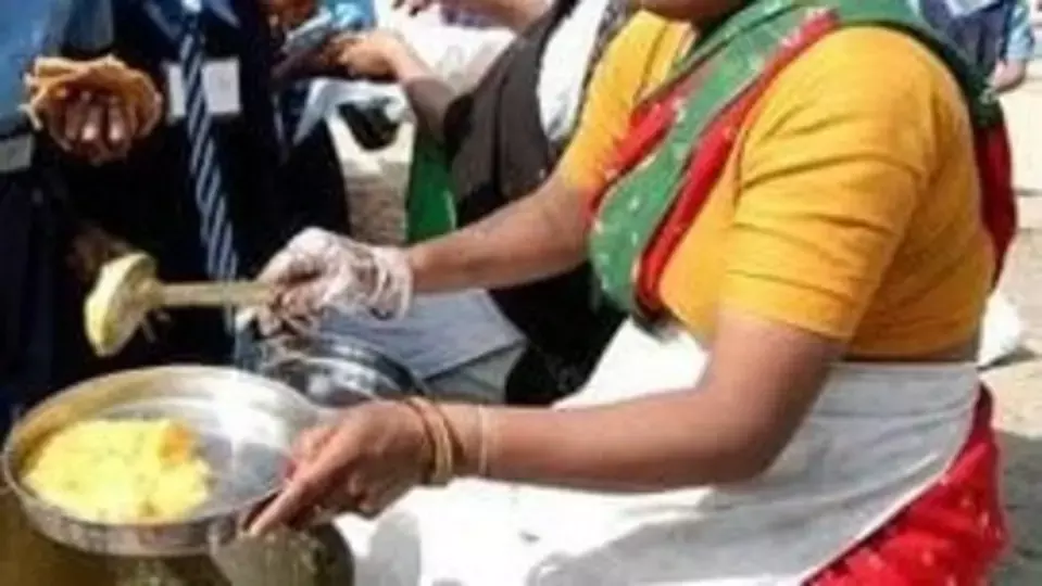 Kannauj: रसोइया को महीनों से नहीं मिला वेतन, शिक्षा विभाग पर सवाल Kannauj: रसोइया को महीनों से नहीं मिला वेतन, शिक्षा विभाग पर सवाल