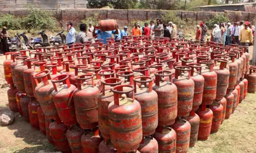 Lucknow: LPG कालाबाजारी पर प्रशासन का शिकंजा Lucknow: LPG कालाबाजारी पर प्रशासन का शिकंजा