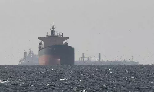 Fujairah के पास टैंकर अज्ञात प्रक्षेप्य की चपेट में आया, UKMTO ने घायल न होने की पुष्टि की Fujairah के पास टैंकर अज्ञात प्रक्षेप्य की चपेट में आया, UKMTO ने घायल न होने की पुष्टि की