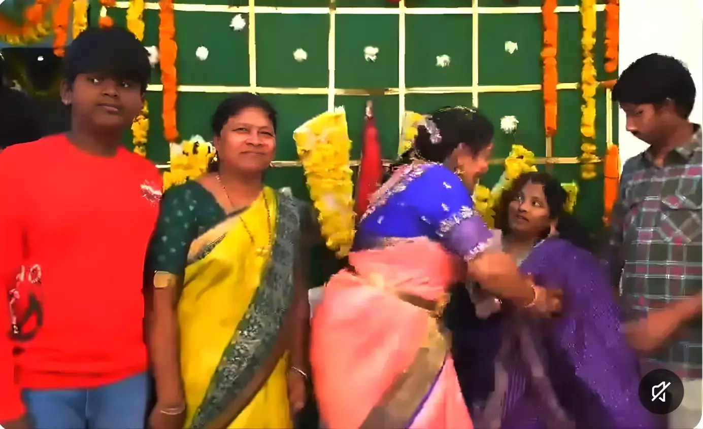 Telangana : खम्मम में एक समारोह में रिश्तेदारों के साथ तस्वीरें लेते समय महिला की मौत Telangana : खम्मम में एक समारोह में रिश्तेदारों के साथ तस्वीरें लेते समय महिला की मौत
