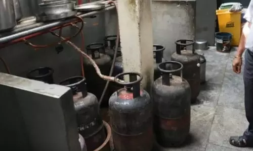 Farrukhabad: LPG कमी से ढाबे बंद होने लगे, दुकानदारों ने जताई चिंता Farrukhabad: LPG कमी से ढाबे बंद होने लगे, दुकानदारों ने जताई चिंता