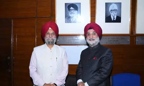 Taranjit Singh Sandhu अमृतसर के गुरु नानक देव विश्वविद्यालय में अपनी जड़ों की ओर लौट आए Taranjit Singh Sandhu अमृतसर के गुरु नानक देव विश्वविद्यालय में अपनी जड़ों की ओर लौट आए