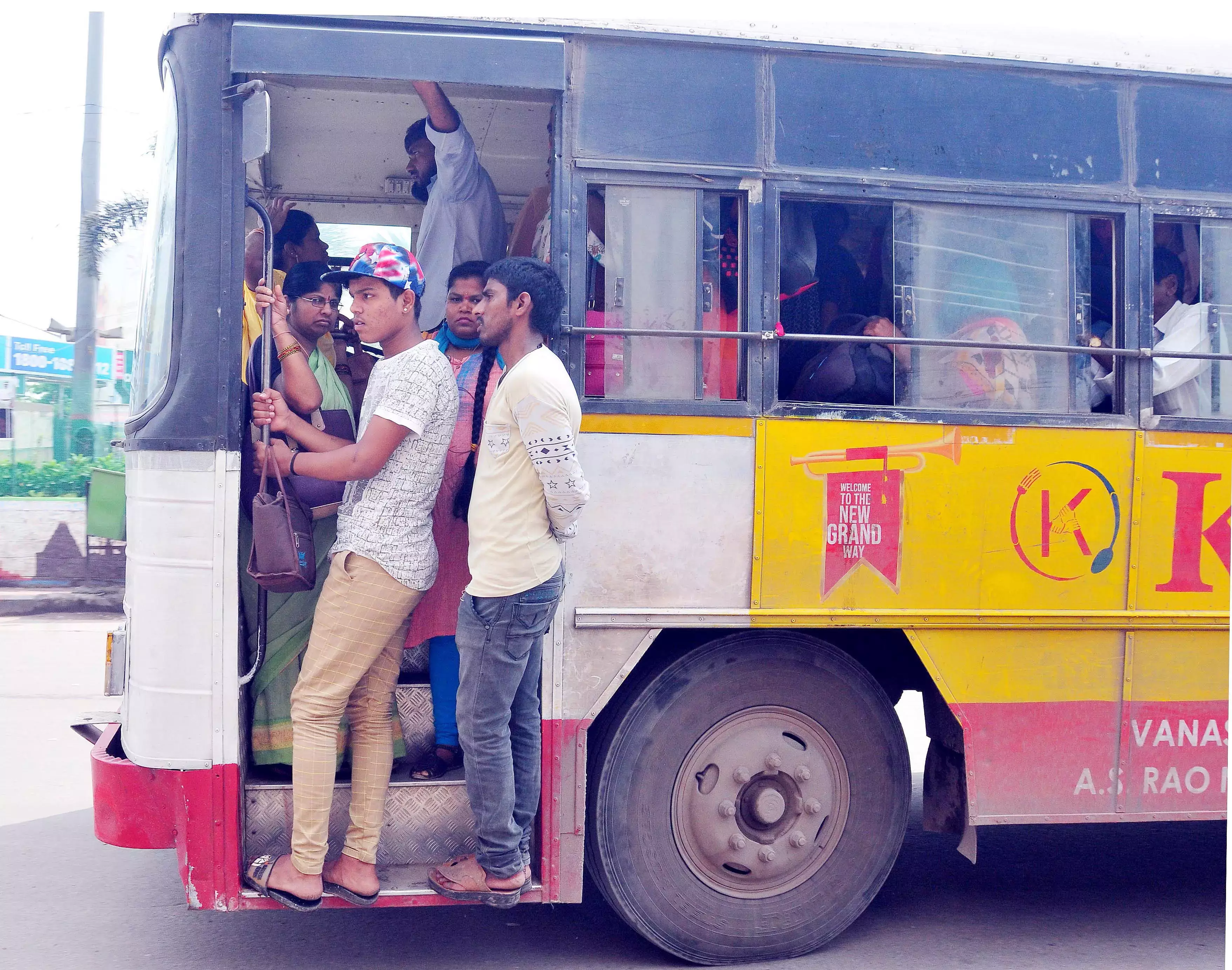 TGRTC उगादी और ईद की भीड़ को संभालने के लिए विशेष बसें चलाने की योजना बना रहा है TGRTC उगादी और ईद की भीड़ को संभालने के लिए विशेष बसें चलाने की योजना बना रहा है