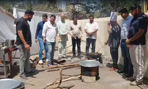 Commercial गैस सिलेंडर की सप्लाई ठप होने पर ठाणे के होटल व्यवसायी सड़कों पर उतरे Commercial गैस सिलेंडर की सप्लाई ठप होने पर ठाणे के होटल व्यवसायी सड़कों पर उतरे