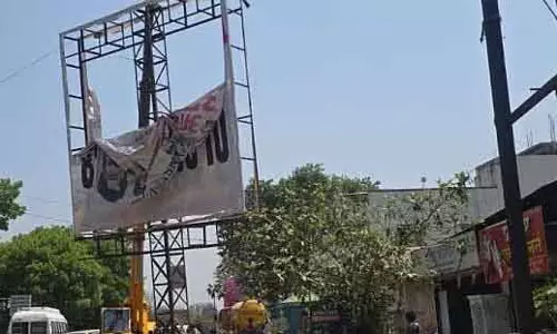 Pune: नगर निगम और पुलिस ने संयुक्त कार्रवाई में 2,600 अवैध होर्डिंग हटाए Pune: नगर निगम और पुलिस ने संयुक्त कार्रवाई में 2,600 अवैध होर्डिंग हटाए