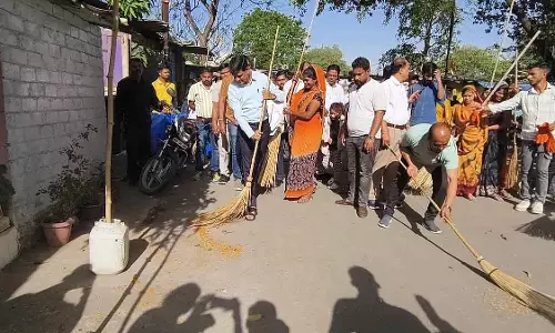 Indore : स्वच्छ इंदौर ने 29 मलिन बस्तियों को साफ करने के लिए बस्ती बेमिसाल अभियान शुरू किया Indore : स्वच्छ इंदौर ने 29 मलिन बस्तियों को साफ करने के लिए बस्ती बेमिसाल अभियान शुरू किया