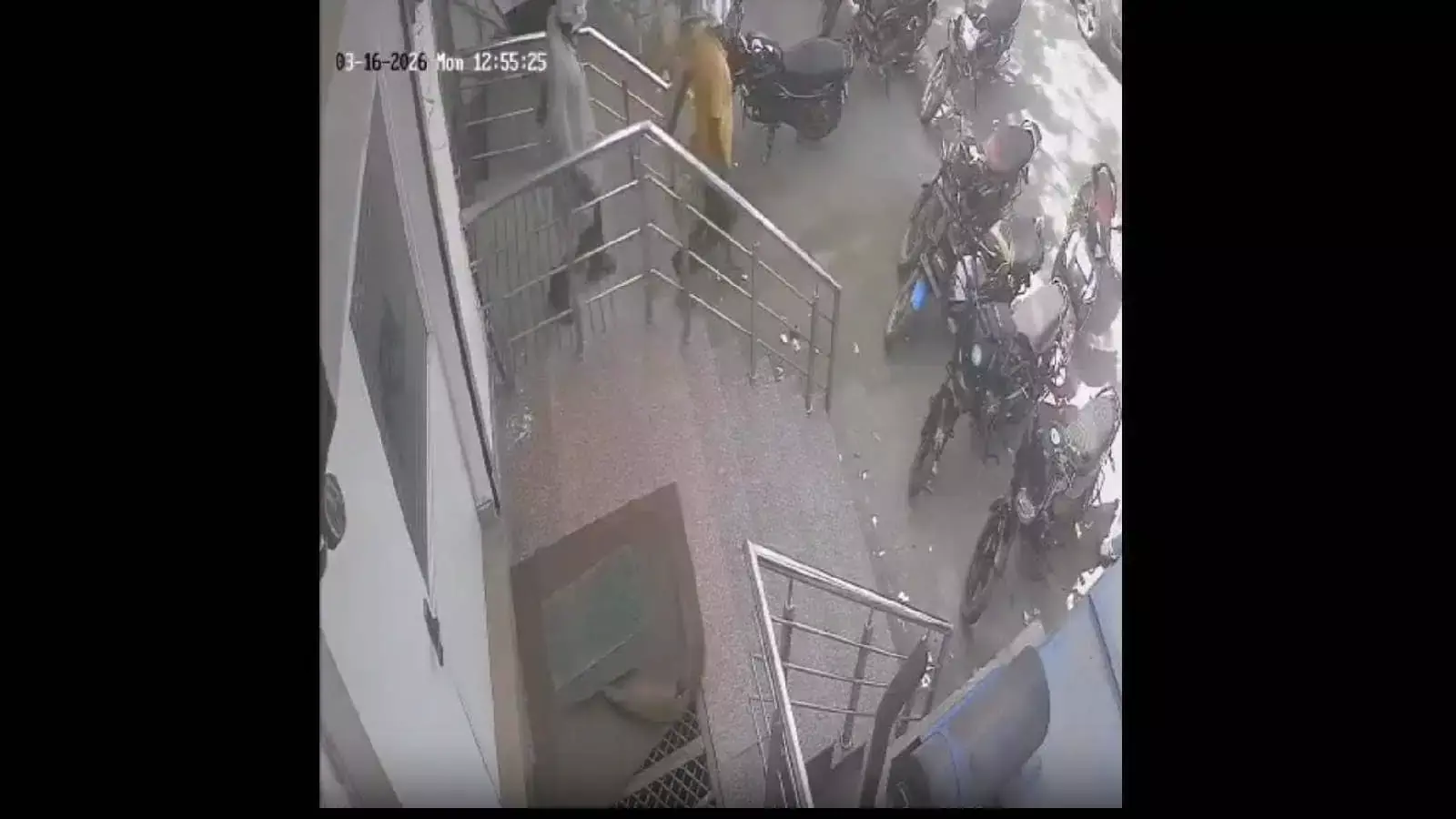 UP: वेतन और छुट्टी को लेकर हुए विवाद में बैंक मैनेजर की हत्या UP: वेतन और छुट्टी को लेकर हुए विवाद में बैंक मैनेजर की हत्या