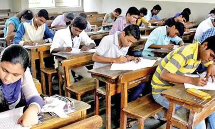 कावली SSC परीक्षा केंद्र पर हॉल टिकट नंबर न मिलने से असमंजस कावली SSC परीक्षा केंद्र पर हॉल टिकट नंबर न मिलने से असमंजस