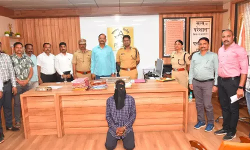 Mumbai लोकल ट्रेन में पति द्वारा पत्नी पर हमला, पुलिस ने आरोपी को पकड़ लिया Mumbai लोकल ट्रेन में पति द्वारा पत्नी पर हमला, पुलिस ने आरोपी को पकड़ लिया