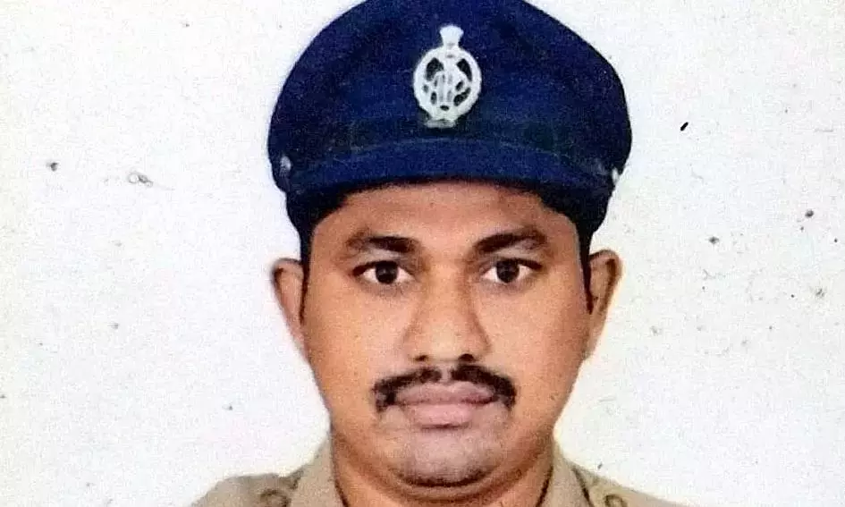 Andhra : ट्रैफ़िक पुलिसकर्मी ने छात्र को सही परीक्षा केंद्र तक समय पर पहुँचाया