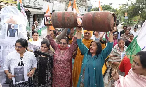 जालंधर गंभीर LPG की कमी से जूझ रहा जालंधर गंभीर LPG की कमी से जूझ रहा