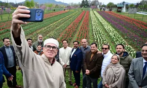 Srinagar मुख्यमंत्री उमर ने एशिया के सबसे बड़े ट्यूलिप गार्डन का उद्घाटन किया Srinagar मुख्यमंत्री उमर ने एशिया के सबसे बड़े ट्यूलिप गार्डन का उद्घाटन किया