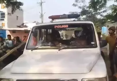 चित्तूर में एक व्यक्ति ने police की गाड़ी लेकर जमकर उत्पात मचाया, तीन लोग घायल चित्तूर में एक व्यक्ति ने police की गाड़ी लेकर जमकर उत्पात मचाया, तीन लोग घायल