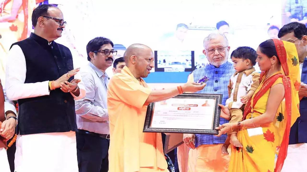 Lucknow: संवाद कार्यक्रम में दिखा योगी का अलग अंदाज Lucknow: संवाद कार्यक्रम में दिखा योगी का अलग अंदाज