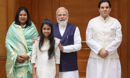 वरुण गांधी ने परिवार के साथ पीएम मोदी से की मुलाकात, बताया राष्ट्र का सच्चा संरक्षक