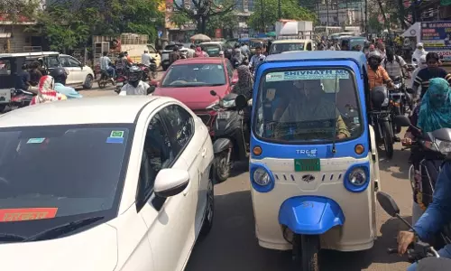 मोवा में लंबा जाम लगा मोवा में लंबा जाम लगा