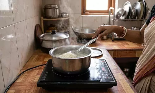 ओडिशा में LPG की चिंताओं के बीच, यहाँ जानें कि इंडक्शन कुकटॉप पर चावल जल्दी कैसे पकाएँ ओडिशा में LPG की चिंताओं के बीच, यहाँ जानें कि इंडक्शन कुकटॉप पर चावल जल्दी कैसे पकाएँ
