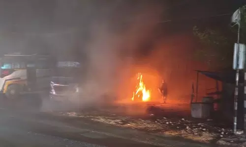 Bareilly: करंट से बस धधकी, हैल्पर झुलसा