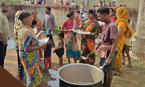Mayurbhanj में बवंडर आने के बाद ग्रामीणों को भोजन कराने के लिए मुफ्त रसोई स्थापित की गईं Mayurbhanj में बवंडर आने के बाद ग्रामीणों को भोजन कराने के लिए मुफ्त रसोई स्थापित की गईं