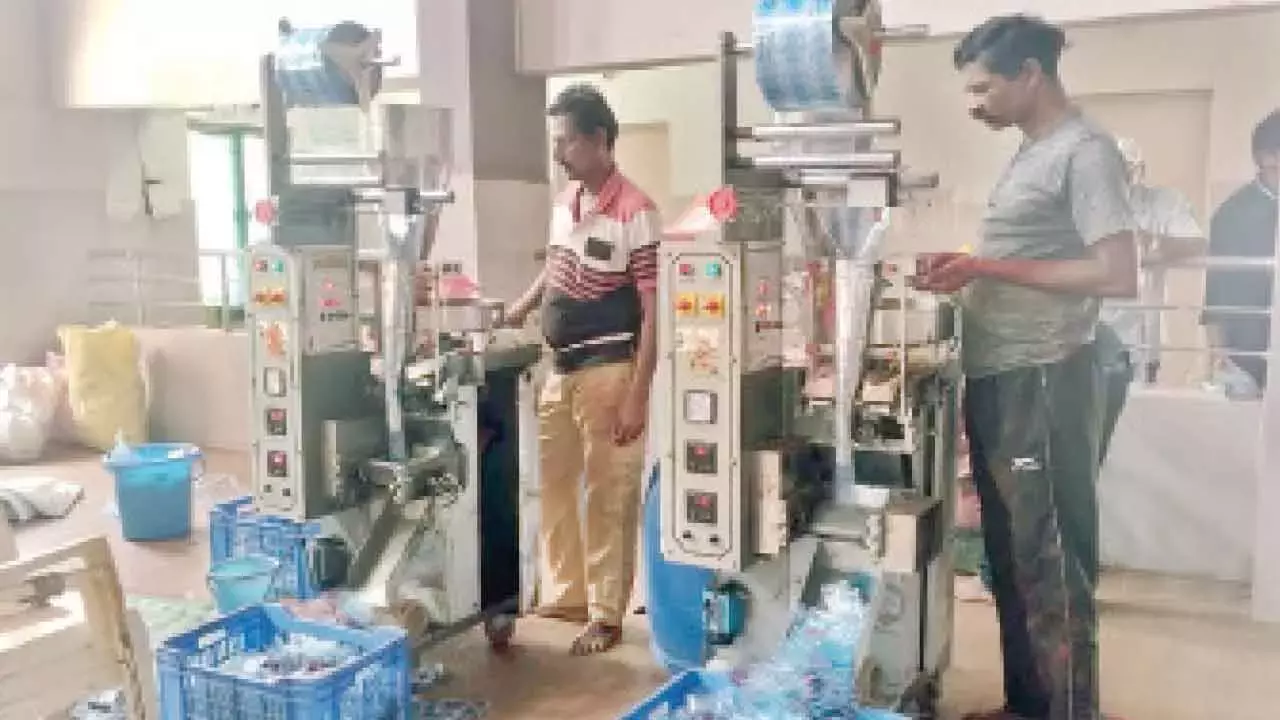Telangana: भद्राचलम में पांच लाख पवित्र पैकेट के साथ श्री राम नवमी की तैयारी Telangana: भद्राचलम में पांच लाख पवित्र पैकेट के साथ श्री राम नवमी की तैयारी