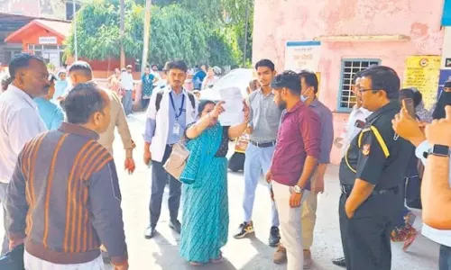 Bareilly: रजिस्टर फाड़ने से अस्पताल में हड़कंप, अस्पताल में अव्यवस्था से मरीज परेशान Bareilly: रजिस्टर फाड़ने से अस्पताल में हड़कंप, अस्पताल में अव्यवस्था से मरीज परेशान