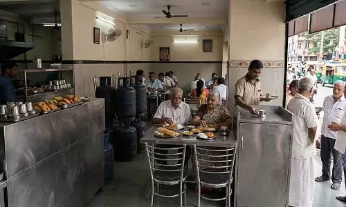 Bengaluru : होटल के खाने की कीमतों में 10 से 15 प्रतिशत की बढ़ोतरी Bengaluru : होटल के खाने की कीमतों में 10 से 15 प्रतिशत की बढ़ोतरी