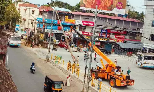 KSRTC बस हाई मास्ट पोल से टकराई