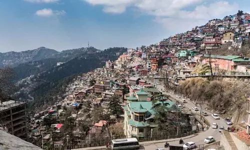 शिमला में पीक आवर्स के दौरान ट्रैफिक संभालने के लिए SHO शिमला में पीक आवर्स के दौरान ट्रैफिक संभालने के लिए SHO
