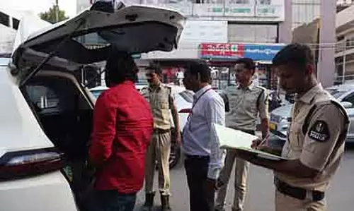 Tamil Nadu Elections : 2 दिनों में 23 करोड़ रुपये नकद और तोहफ़े ज़ब्त Tamil Nadu Elections : 2 दिनों में 23 करोड़ रुपये नकद और तोहफ़े ज़ब्त