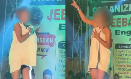 Kolkata के एक स्कूल में तौलिए पहनकर नाचती दो लड़कियों का वायरल वीडियो, लोगों में भारी गुस्सा Kolkata के एक स्कूल में तौलिए पहनकर नाचती दो लड़कियों का वायरल वीडियो, लोगों में भारी गुस्सा