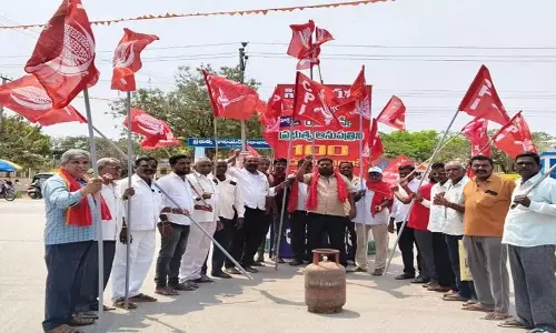 CPI रामन्नापेट प्रमुख उत्कुरु नरसिम्हा ने केंद्र, राज्य सरकारों की आलोचना की CPI रामन्नापेट प्रमुख उत्कुरु नरसिम्हा ने केंद्र, राज्य सरकारों की आलोचना की