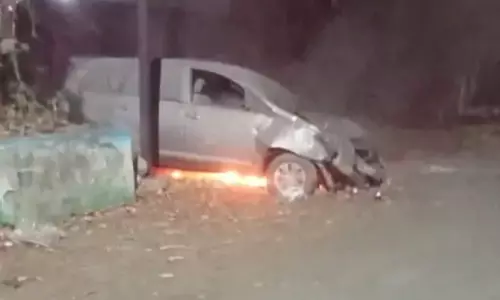 खराब पड़ी कार में लगी आग, आसपास के लोग सहमे खराब पड़ी कार में लगी आग, आसपास के लोग सहमे