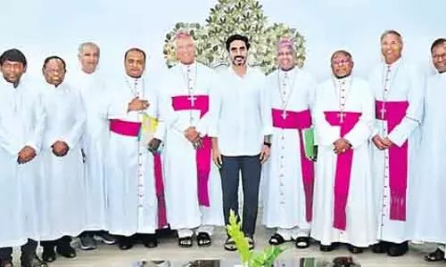Andhra : मंत्री लोकेश ने रोमन कैथोलिक बिशपों से मुलाक़ात की Andhra : मंत्री लोकेश ने रोमन कैथोलिक बिशपों से मुलाक़ात की