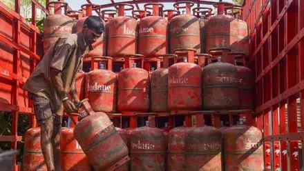 Amethi: सिलेंडर की आपूर्ति में बाधा, जनता को सिलेंडर के लिए लंबा इंतजार Amethi: सिलेंडर की आपूर्ति में बाधा, जनता को सिलेंडर के लिए लंबा इंतजार