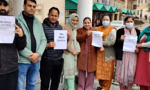 NHM कर्मचारियों ने लंबे समय से लंबित मुद्दों को लेकर पेन-डाउन हड़ताल की NHM कर्मचारियों ने लंबे समय से लंबित मुद्दों को लेकर पेन-डाउन हड़ताल की