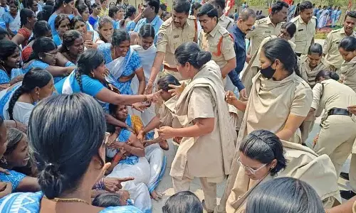 Police ने नागरकुरनूल कलेक्ट्रेट के सामने प्रदर्शन कर रही आशा कार्यकर्ताओं को गिरफ़्तार किया Police ने नागरकुरनूल कलेक्ट्रेट के सामने प्रदर्शन कर रही आशा कार्यकर्ताओं को गिरफ़्तार किया