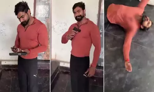 Delhi के एक व्यक्ति ने अपनी छाती में खुद को गोली मारी, दोस्त ने बनाया वीडियो