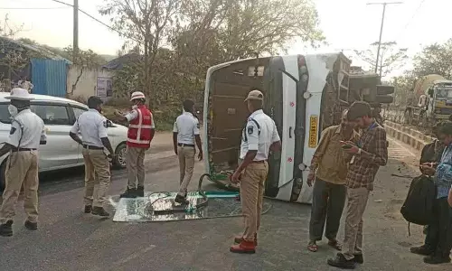 Hyderabad के मियापुर में फार्मा कंपनी की बस पलटी Hyderabad के मियापुर में फार्मा कंपनी की बस पलटी
