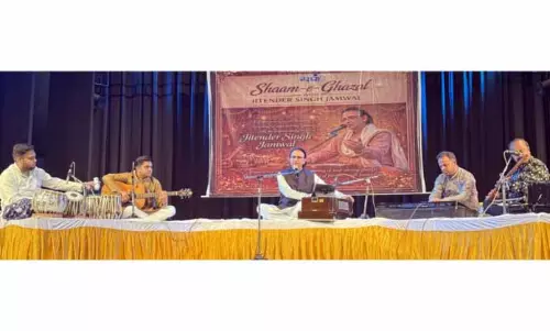 Abhinav Theatre में शाम-ए-गज़ल ने दर्शकों का मनोरंजन किया