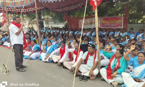 CITU नलगोंडा प्रमुख एम.डी. सलीम ने आशा कार्यकर्ताओं के लिए 18,000 रुपये के निश्चित वेतन की मांग की CITU नलगोंडा प्रमुख एम.डी. सलीम ने आशा कार्यकर्ताओं के लिए 18,000 रुपये के निश्चित वेतन की मांग की